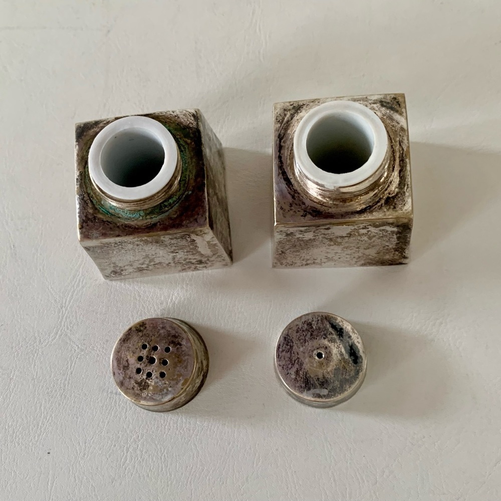 Vintage metal salt and pepper shakers 2” - Picture 3 of 9